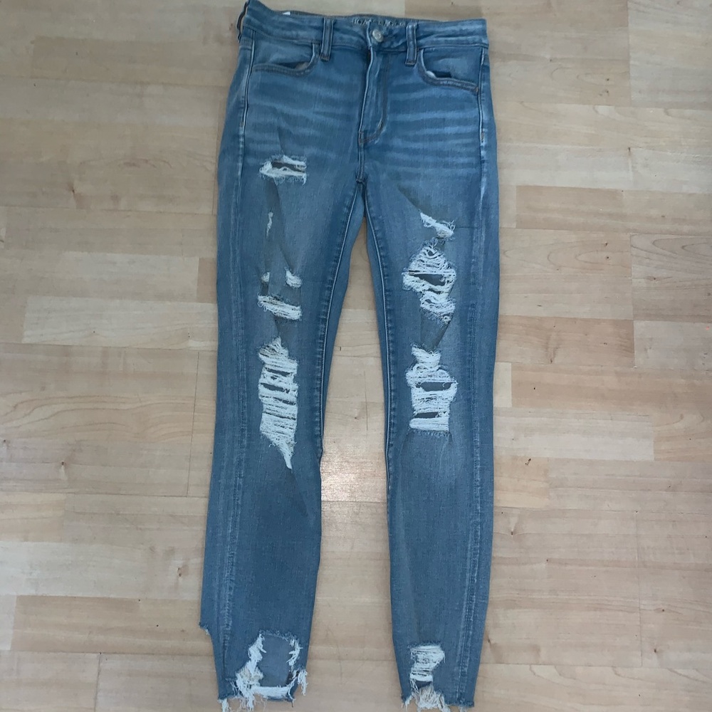 Women’s light wash American eagle jeans